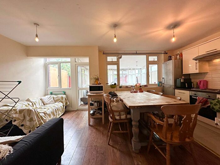 4 Bedroom Flat To Rent In Patmore Estate, Battersea, London, SW8