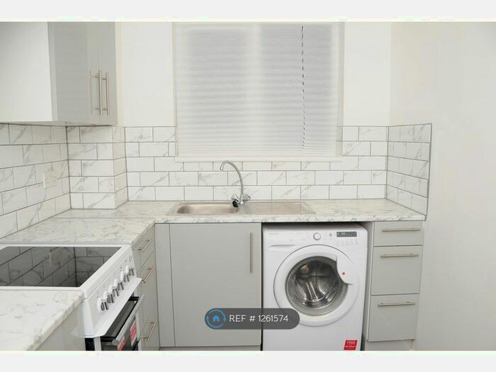 1 Bedroom Flat To Rent In Willenhall Drive, Hayes UB3