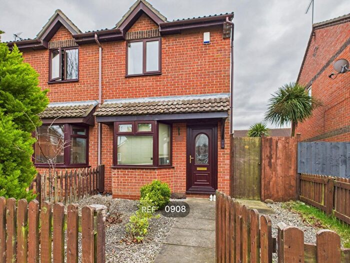 2 Bedroom Semi-Detached House To Rent In Kingsbury Way, Kingswood, HU7