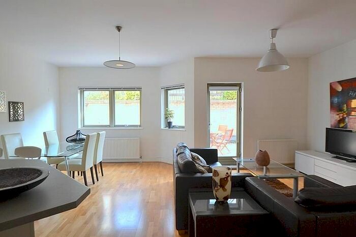 2 Bedroom Flat To Rent In Kensington Gardens Square, Westbourne Grove, London, W2