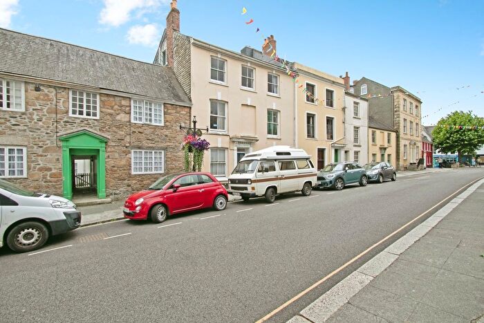 2 Bedroom Flat For Sale In Broad Street, Penryn, Cornwall, TR10