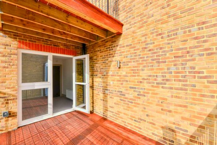 2 Bedroom Flat To Rent In South Wimbledon, South Wimbledon, London, SW19