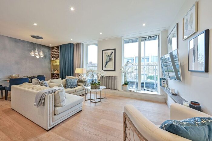 2 Bedroom Flat To Rent In Wellsborough Mews, Wimbledon, London, SW20