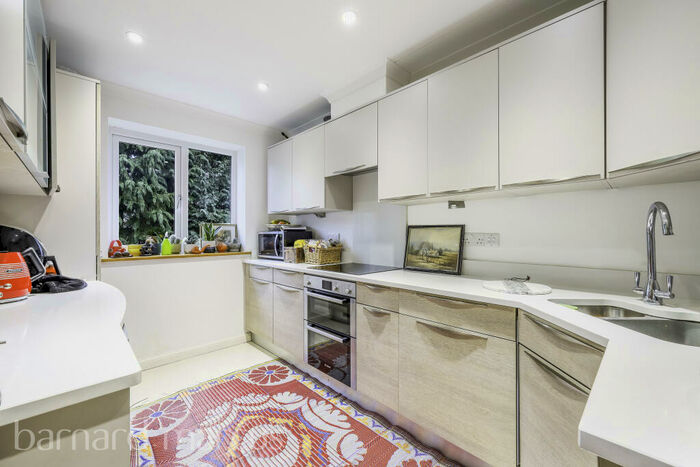 2 Bedroom Flat To Rent In Croydon Road, Caterham, CR3