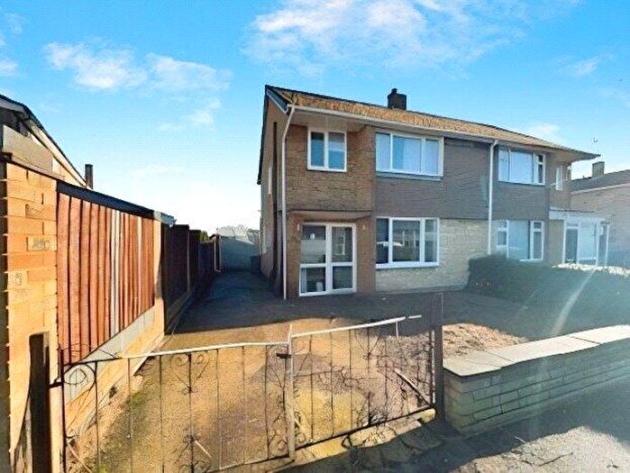 3 Bedroom Semi Detached House To Rent In The Quadrant, Houghton Regis, Dunstable, LU5
