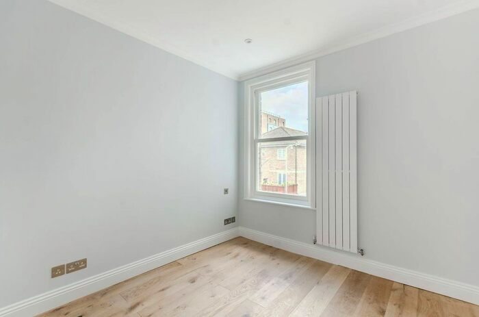 3 Bedroom Flat To Rent In Kingswood Road, Chiswick, London, W4