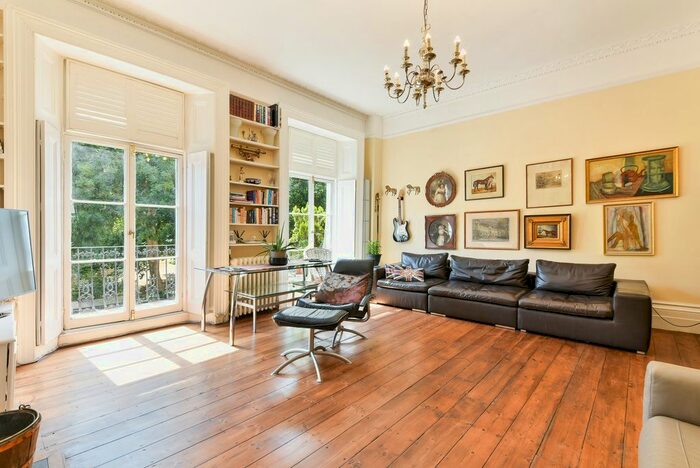 1 Bedroom Flat To Rent In Royal Crescent, W11