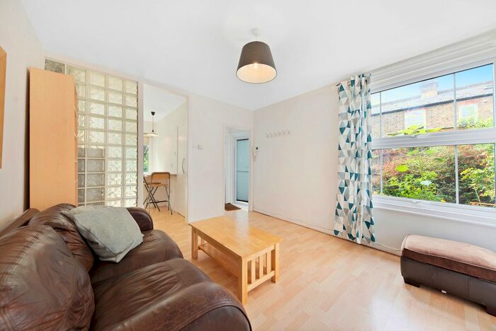 1 Bedroom Flat To Rent In Queens Road, London, SW19