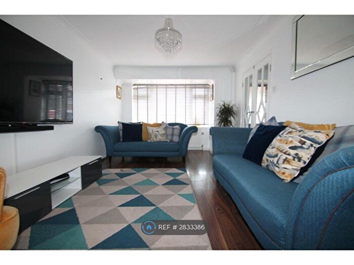 3 Bedroom Semi-detached House To Rent In Weardale Avenue, Kent, DA2