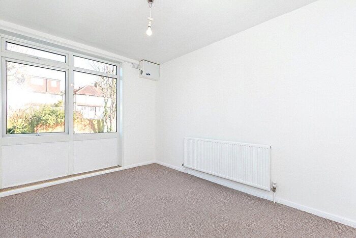 2 Bedroom Apartment For Sale In The Pines, Purley, Surrey, CR8