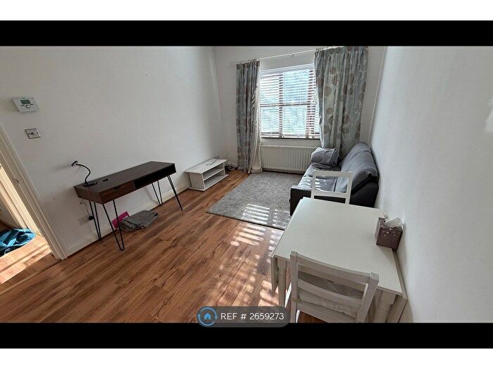 1 Bedroom Flat To Rent In Phoenix Place, Staines-Upon-Thames, TW18