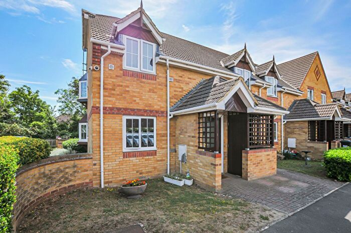 2 Bedroom Maisonette For Sale In Dickens Place, Colnbrook, Slough, SL3