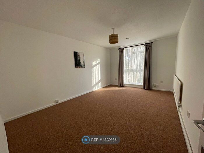2 Bedroom Flat To Rent In Chates Farm Court, Brighton, BN2