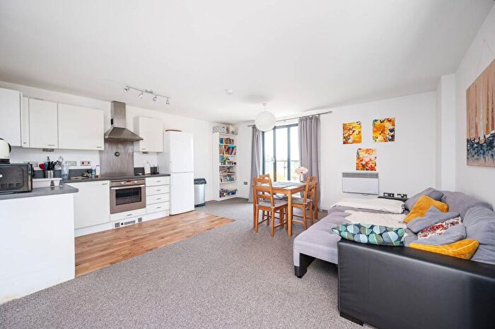 2 Bedroom Flat To Rent In Bloomfield Court, Leyton, London, E10