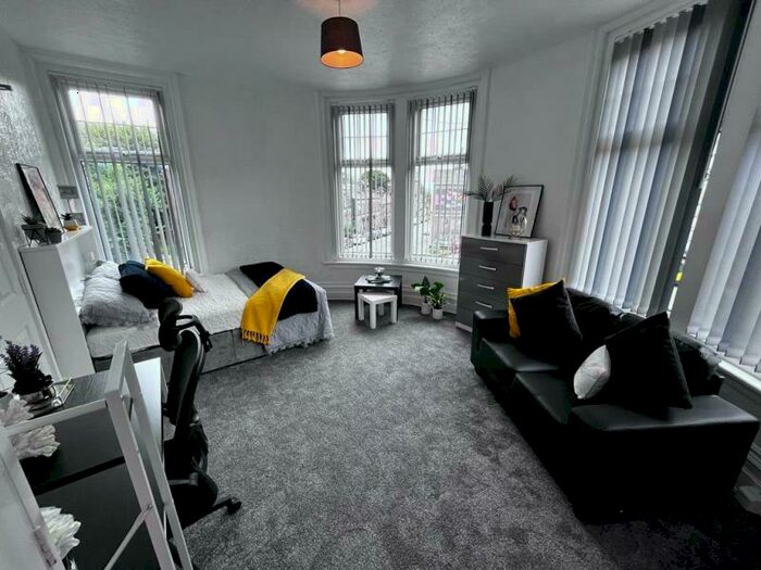 Studio To Rent In Flat - Regent Park Ave, LS6