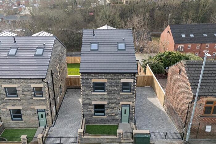 4 Bedroom Detached House To Rent In New Bank Street, Morley, Leeds, LS27