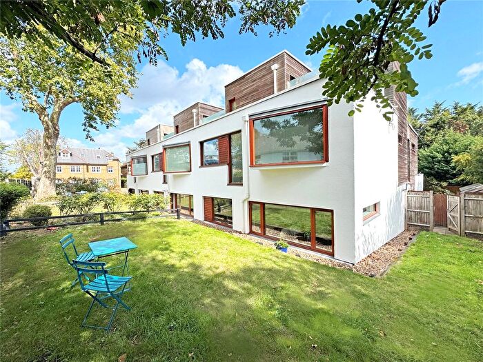 1 Bedroom Flat For Sale In Southmead Gardens, Teddington, TW11