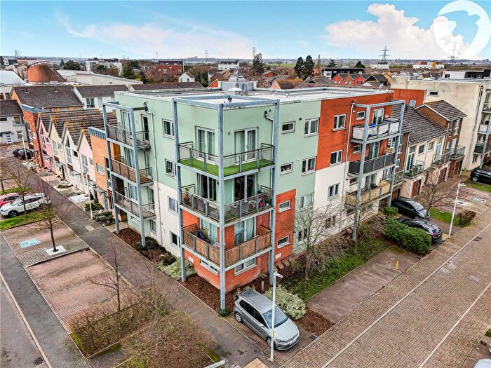 2 Bedroom Flat For Sale In Marsden Gardens, Dartford, Kent, DA1