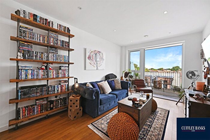 1 Bedroom Flat For Sale In Myers Court, Reynards Way, Brentford, TW8