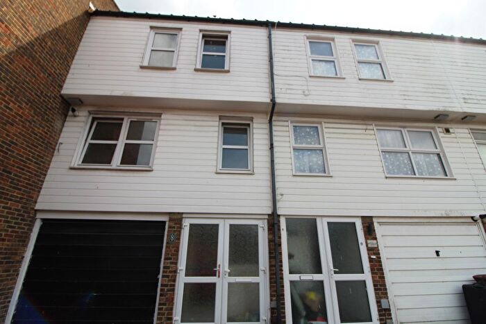 5 Bedroom Town House To Rent In St. Helens Road, Erith, DA18