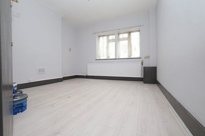 3 Bedroom Flat To Rent In Green Lanes, London, N8