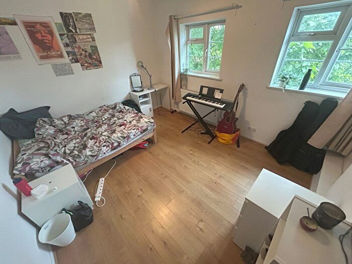 3 Bedroom Flat To Rent In Avington Court, SE1