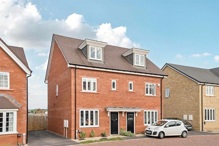 3 Bedroom Semi-Detached House For Sale In Bay Gardens, Melksham, SN12