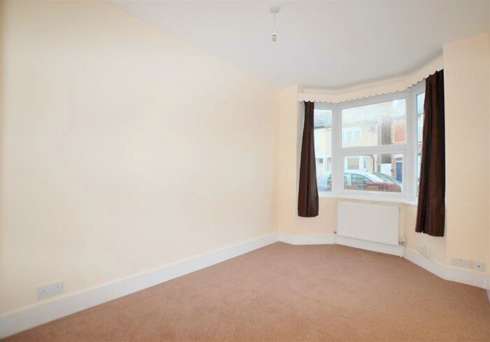 1 Bedroom Flat To Rent In Elm Park Road, RG30