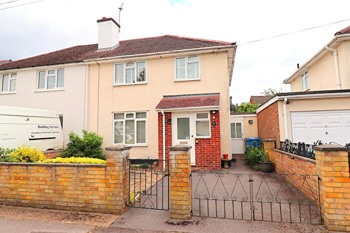 3 Bedroom Semi-Detached House For Sale In Hurst Road, Farnborough, GU14