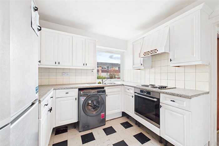 2 Bedroom Flat To Rent In Boulters Gardens, Maidenhead, Berkshire, SL6