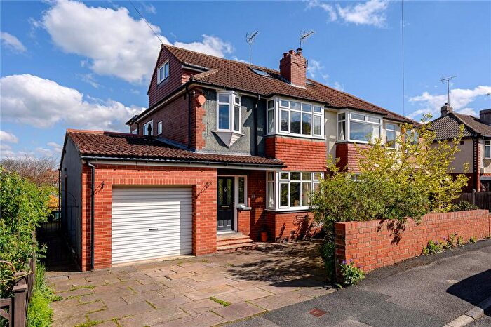 3 Bedroom Semi Detached House For Sale In Hollyshaw Crescent, Leeds, LS15