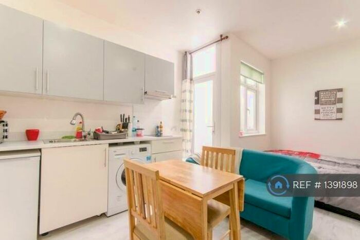 Studio To Rent In Meads Road, London, N22