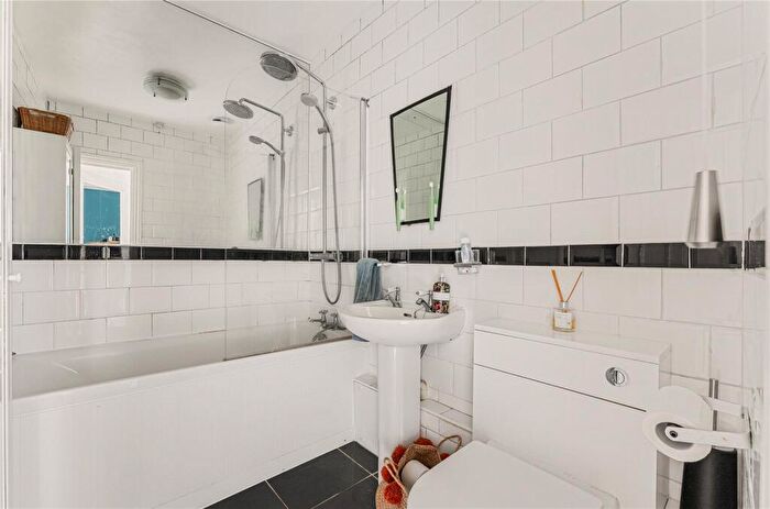 2 Bedroom Apartment For Sale In Albion Yard, Whitechapel Road, London, E1 - Photo 11