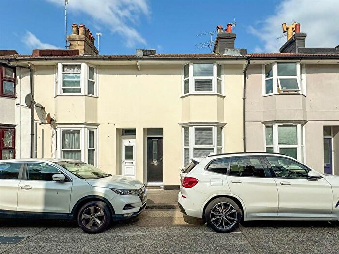 3 Bedroom Cottage For Sale In Bayford Road, Littlehampton, BN17