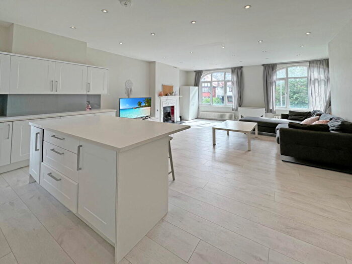 3 Bedroom Flat To Rent In Finchley Road, London, NW11