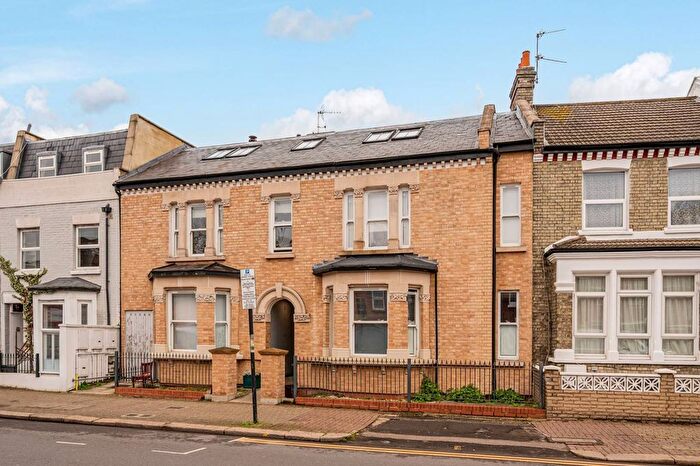 2 Bedroom Flat To Rent In Garratt Lane, Earlsfield, London, SW17