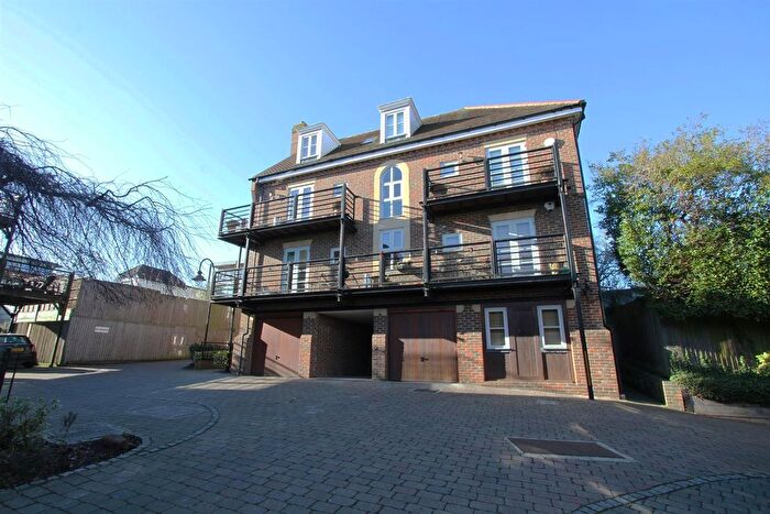 2 Bedroom Flat For Sale In High Street, Billericay, CM12
