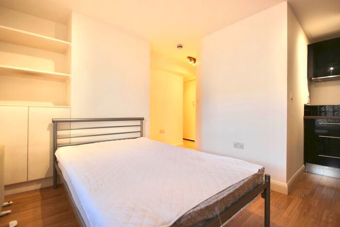 Studio To Rent In The Burroughs, London, NW4