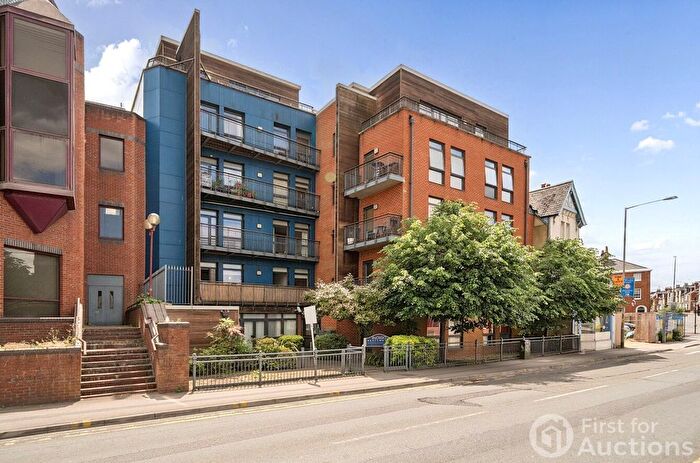 2 Bedroom Flat For Sale In Crown Street, Reading, Berkshire, RG1