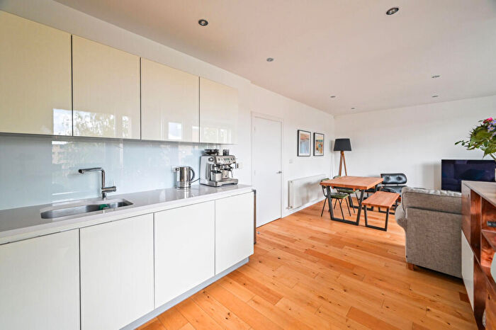 2 Bedroom Flat For Sale In Wallington Court, Stoke Newington, London, N4