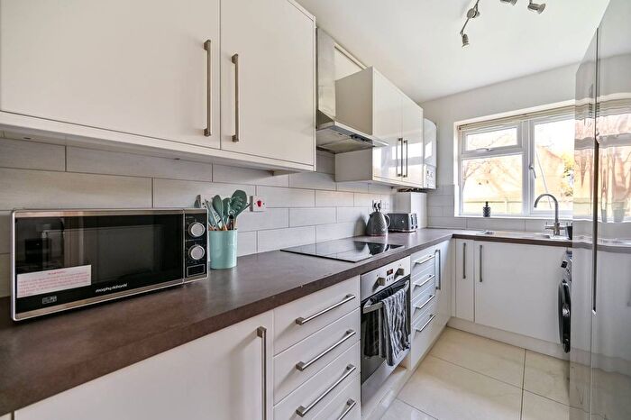 2 Bedroom Flat For Sale In Avenue Road, Acton, London, W3