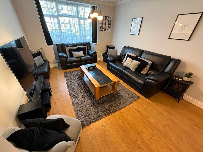 4 Bedroom Semi-Detached House To Rent In Heston Avenue, Hounslow, TW5