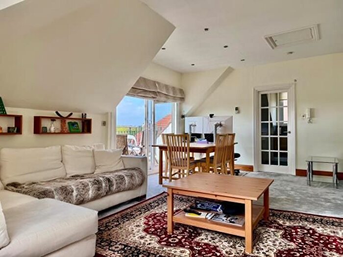 2 Bedroom Flat For Sale In Dollis Avenue, London, N3