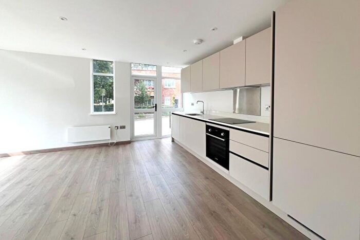 2 Bedroom Flat To Rent In West Byfleet, Surrey, KT14