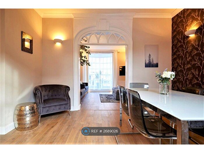 2 Bedroom Maisonette To Rent In Hotwell Road, Bristol, BS8