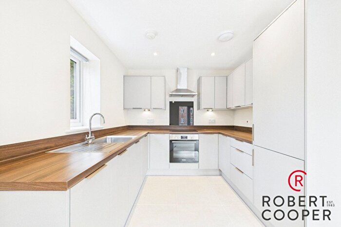 2 Bedroom Flat To Rent In Blackmore Way, Uxbridge, UB8