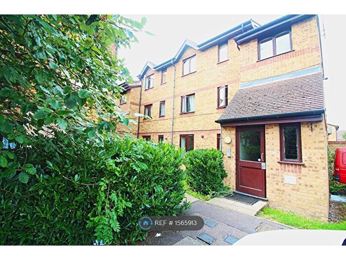 2 Bedroom Flat To Rent In Overton Drive, Ilford, RM6