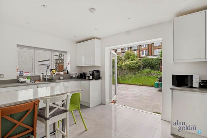 4 Bedroom Semi-Detached House To Rent In Palace Court Gardens, N10