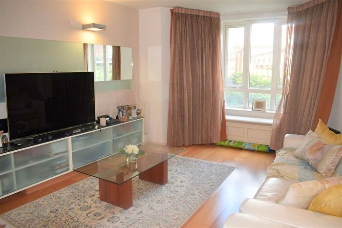 2 Bedroom Flat To Rent In Regency Court, South Woodford, E18