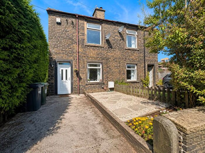 2 Bedroom Semi-Detached House For Sale In Moor Close Lane, Bradford, BD13